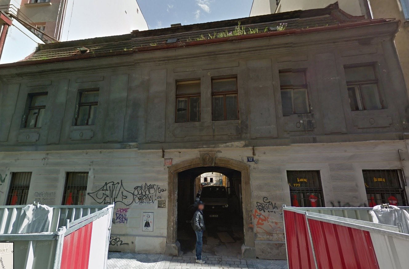 Historický d�m, který byl kv�li údajné kontaminaci zni�en.