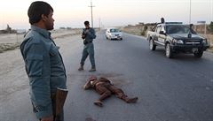 Afghántí polisté zajiují tlo mrtvého bojovníka Talibánu.