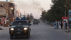 Policejní hlídka v Kunduzu. Významné msto údajn dobyla zpt armáda.