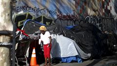 ena bez domova v jednom ze stanových msteek, která obývají bezdomovci z Los...