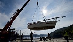 Majitelům lodí na hrázi vodního díla Orlík začal 3. října pomáhat s přesunem... | na serveru Lidovky.cz | aktuální zprávy