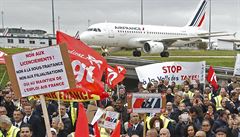 Rozzuen zamstnanci Air France strhali z veden spolenosti aty