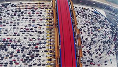 Týden volna ochromil dopravu v Číně. Auta hodiny stála v padesáti pruzích