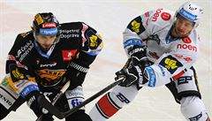 Franti�ek Luke� (vlevo) z Litvínova v souboji s Romanem �ervenkou z Chomutova.