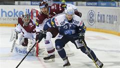 Petr Kumstát (uprost�ed) ze Sparty brání plze�ského Jana Schleisse. P�ihlí�í...