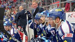 St�ída�ka Komety Brno, uprost�ed trenér Alois Hadamczik.