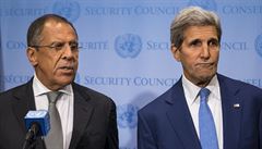 Ruský ministr zahranií Sergej Lavrov se svým americkým protjkem Johnem...