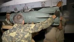 Technici obsluhují ruský letoun nasazený v Sýrii (zábr z dokumentace...