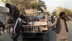 Afghánské bezepnostní jednotky odváejí zranného civilistu k lékaskému...