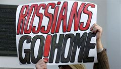 Rusové, jdte dom! Zhruba tisícovka lidí protestovala v nedli v Minsku...
