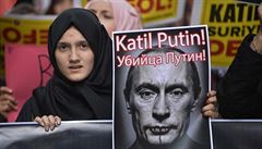 Zabiják Putin. Demonstrace proti ruským leteckým úderm na cíle v Sýrii v...