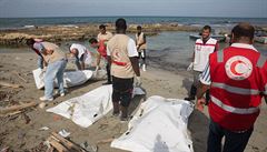 Pracovníci erveného plmsíce u tl utonulých  benc na pobeí Libye.