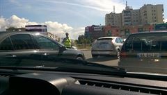 Policista se pokouí ídit dopravní chaos v Tiran.