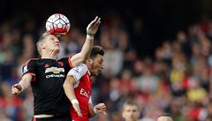 Bastian Schweinsteiger z Manchesteru United ve vzduném souboji s Mesutem...