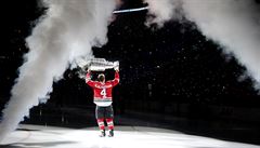 Niklas Hjalmarsson ukazuje Stanley Cup divákm v Chicagu.