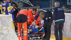 Slovenský hokejista si po nešťastné kolizi rozdrtil dva obratle, málem ochrnul