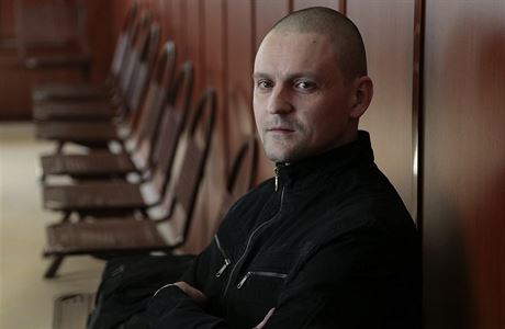 Ruský levicový opoziní aktivista Sergej Udalcov eká v soudní hale na slyení.