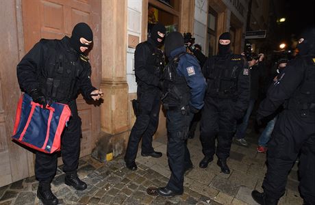 Policist ped domem Ivana Langera v Olomouci.