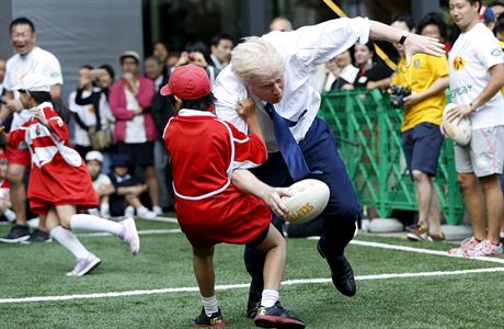 Starosta Londýna Boris Johnson se do rugby opravdu opel.