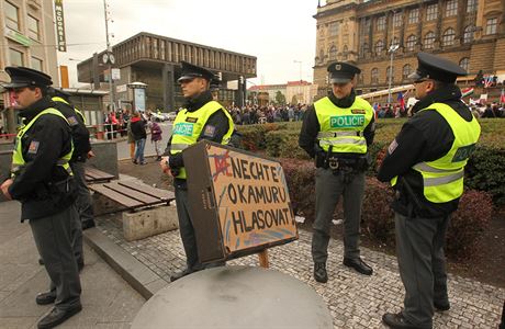 Policie R na demonstraci pro a proti uprchlíkm. 