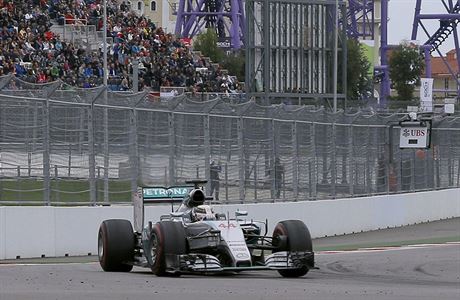Lewis Hamilton na okruhu v Soi.