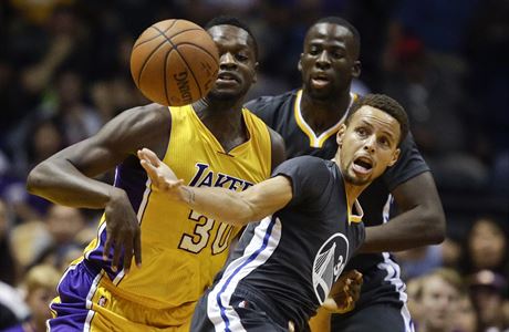 Julius Randle (vlevo) z Lakers v souboji se Stephenem Currym.