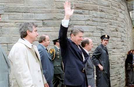 Jerry Parr (vlevo) s Ronaldem Reaganem.