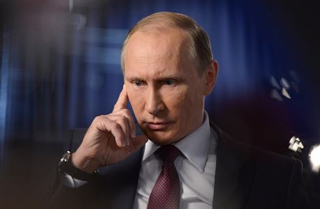 Vladimir Putin pi rozhovoru zameném na ruské akce v Sýrii.