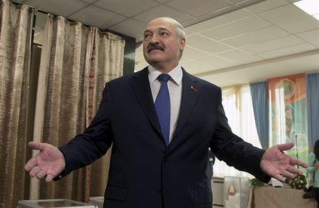 Alexandr Lukaenko ve volební místnosti.