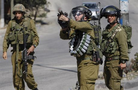 Izraelsk vojk stl slzn plyn na palestinsk demonstranty bhem protest v...