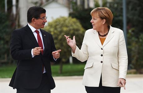 Nmeck kanclka Angela Merkelov jednala v Turecku s premirem Ahmetem...