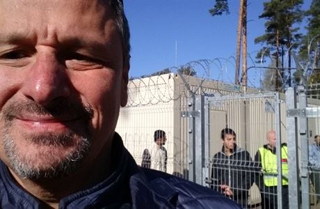 Poslanec Martin Komárek (ANO) si  udlal selfie s benci za plotem. Sám pitom...