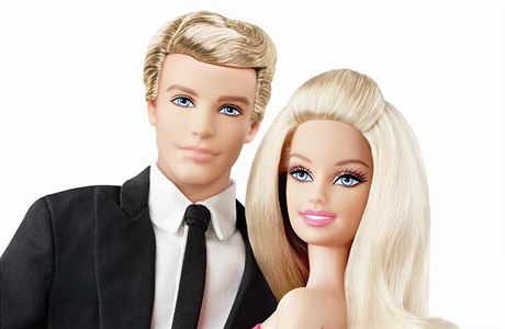 Panenka Barbie se svým druhem Kenem.
