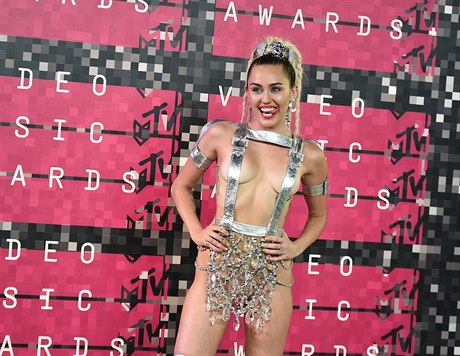 Miley Cyrus dorazila k cenám ve svém nejodvánjím modelu.