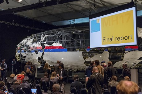 Rekonstrukce sestřeleného letadla před tiskovou konferencí o výsledcích...