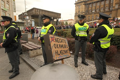 Policie R na demonstraci pro a proti uprchlíkm. 