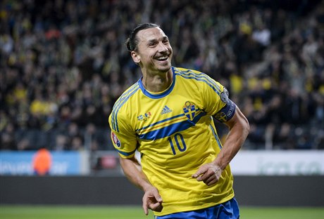 Zlatan Ibrahimovi oslavuje gól v zápase védsko - Moldavsko.