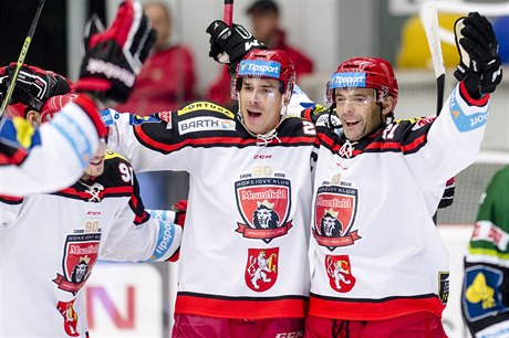 Útoníci Hradce Jií imánek (vlevo)  a Jaroslav Kudrna se radují z gólu.