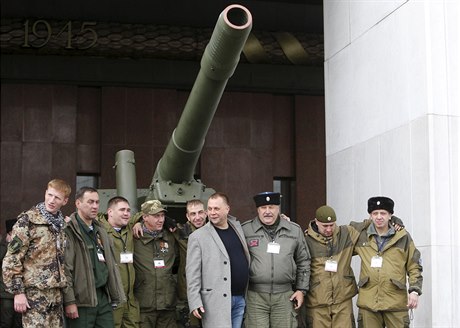 Veteráni z Donbasu pózují pro skupinový snímek v Moskv. Uprosted Alexandr...