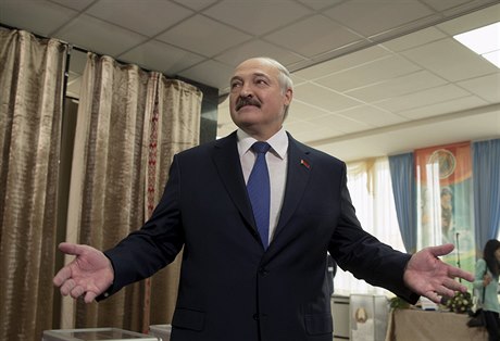 Alexandr Lukaenko ve volební místnosti.
