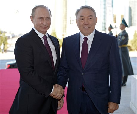 Vladimir Putin a Nursultan Nazarbajev v kazachstánské Astan.