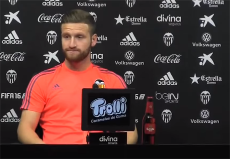 Shkodran Mustafi na tiskové konferenci s lahví piva.