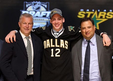 Radek Faksa (uprostřed) po draftu. V roce 2012 si jej vybral Dallas.