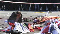Muž v Ankaře u zabitých demonstrantů