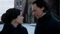 Tom Hiddleston a Jessica Chastain ve filmu Purpurov vrch.