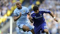 Kdo bude prvn u me? Vincent Kompany (vlevo) z Manchesteru City a Diego Costa...