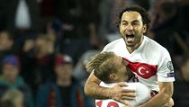 A JE TAM! Turečtí fotbalisté se radují ze vstřelené branky.