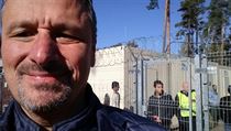 Poslanec Martin Komrek (ANO) si udlal selfie s benci za plotem. Sm pitom...