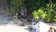 Odvrácená strana Malediv - plá plná odpadk