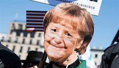 Demonstrant s maskou kancléky Merkelové